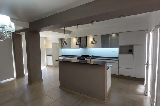 Capital, casa 3 dorm. 3 baños y piscina.