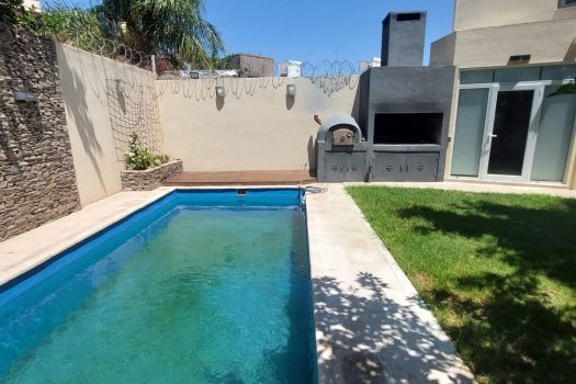 Capital, casa 3 dorm. 3 baños y piscina.