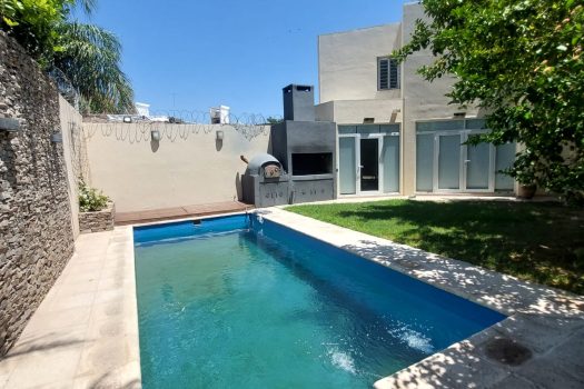 Capital, casa 3 dorm. 3 baños y piscina.