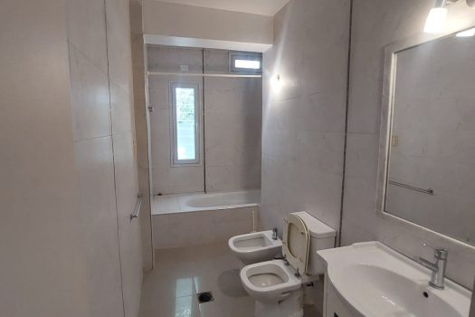 Capital, casa 3 dorm. 3 baños y piscina.