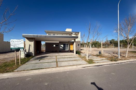 Rivadavia, Casa de categoria 3 dorm. 3 baños