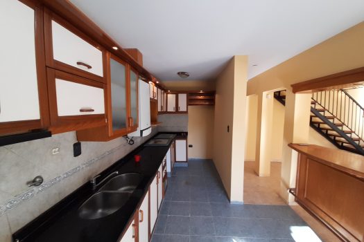 Casa 2 plantas, 3 dorm. fondo parquizado