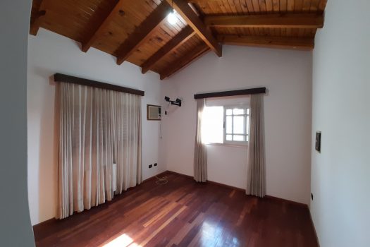 Casa 2 plantas, 3 dorm. fondo parquizado