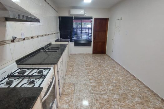 Rivadavia, casa 4 dormitorios, 2 baños