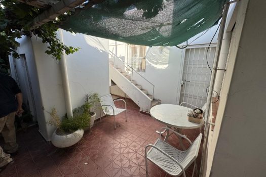 Sobre Av. Sarmiento, casa 3 dormitorios 2 baños