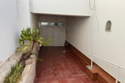 Sobre Av. Sarmiento, casa 3 dormitorios 2 baños