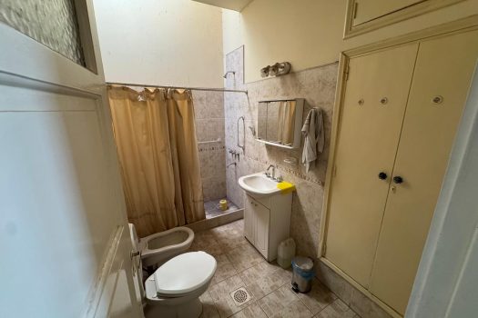 Sobre Av. Sarmiento, casa 3 dormitorios 2 baños