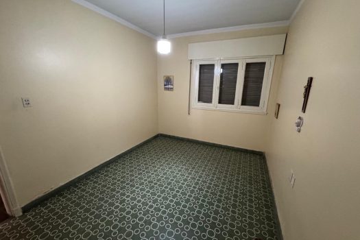 Sobre Av. Sarmiento, casa 3 dormitorios 2 baños