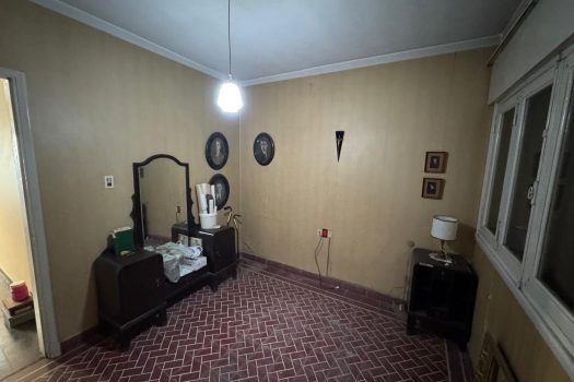 Sobre Av. Sarmiento, casa 3 dormitorios 2 baños