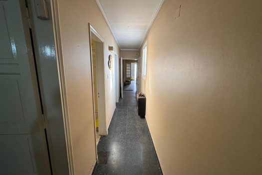 Sobre Av. Sarmiento, casa 3 dormitorios 2 baños