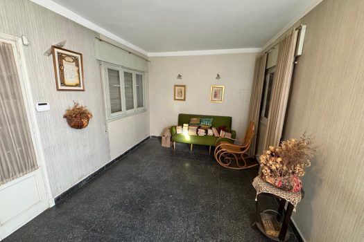 Sobre Av. Sarmiento, casa 3 dormitorios 2 baños