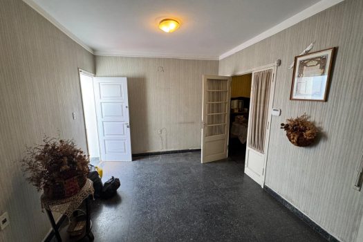 Sobre Av. Sarmiento, casa 3 dormitorios 2 baños