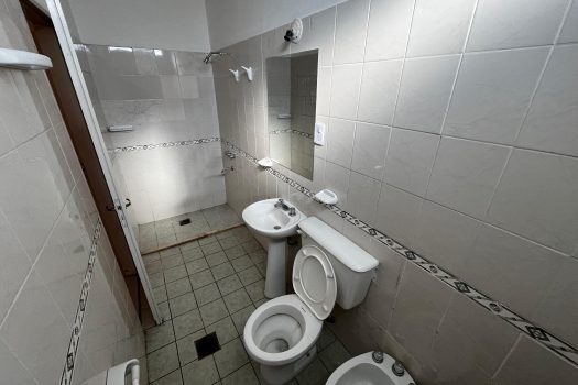 Sobre Meglioli, casa 2 dorm. 2 baños