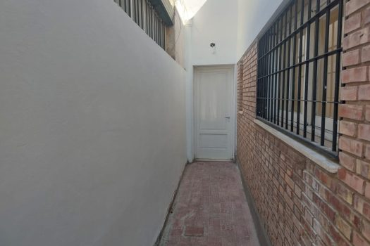 Amplia casa calle Salta y Laprida