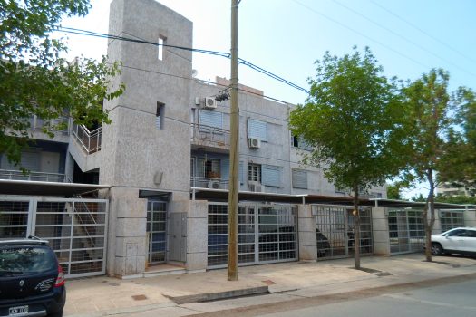 Capital, Dpto. 2 dormitorios con doble cochera.