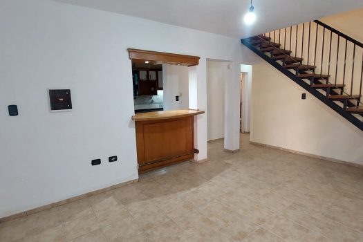 Casa 2 plantas, 3 dorm. fondo con quincho.