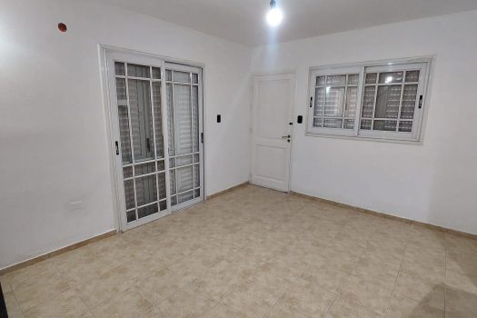 Casa 2 plantas, 3 dorm. fondo con quincho.