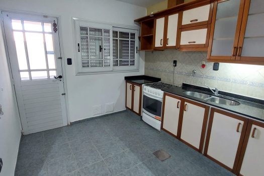 Casa 2 plantas, 3 dorm. fondo con quincho.
