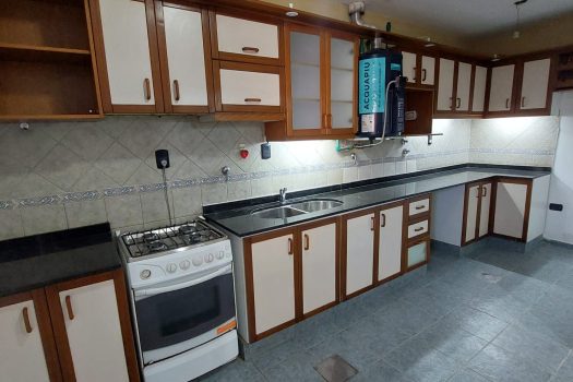 Casa 2 plantas, 3 dorm. fondo con quincho.