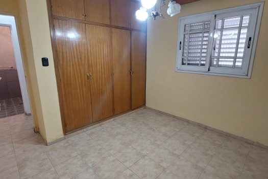 Casa 2 plantas, 3 dorm. fondo con quincho.