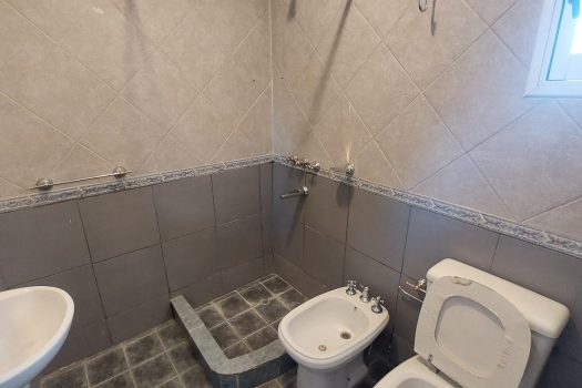 Casa 2 plantas, 3 dorm. fondo con quincho.