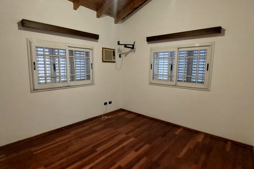 Casa 2 plantas, 3 dorm. fondo con quincho.