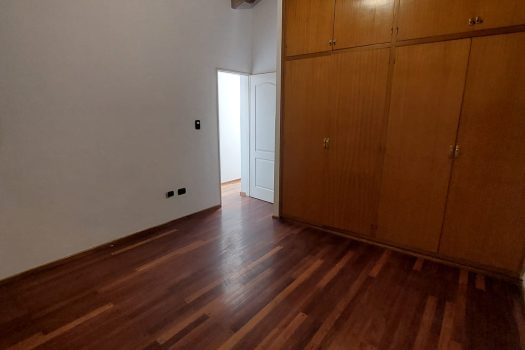 Casa 2 plantas, 3 dorm. fondo con quincho.