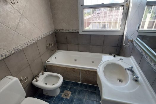 Casa 2 plantas, 3 dorm. fondo con quincho.