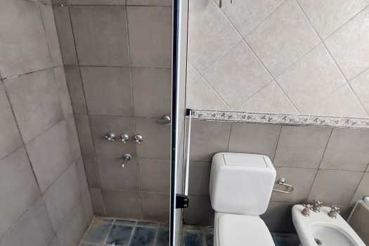 Casa 2 plantas, 3 dorm. fondo con quincho.