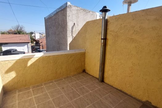 Casa 2 plantas, 3 dorm. fondo con quincho.