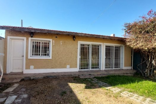 Casa 2 plantas, 3 dorm. fondo con quincho.