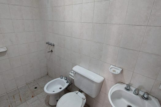 Casa 2 plantas, 3 dorm. fondo con quincho.