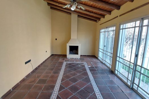 Casa 2 plantas, 3 dorm. fondo con quincho.