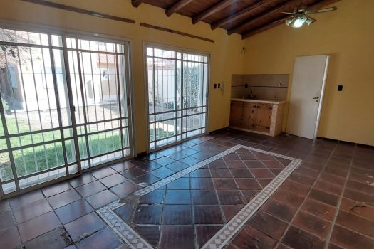 Casa 2 plantas, 3 dorm. fondo con quincho.