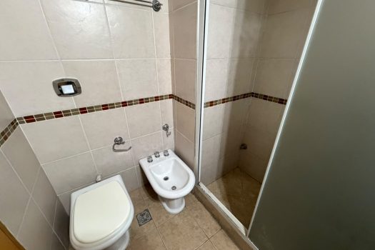 Trinidad, dpto. 2 dorm. y cochera impecable