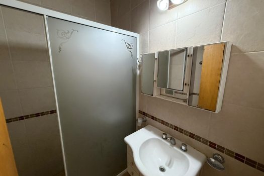 Trinidad, dpto. 2 dorm. y cochera impecable