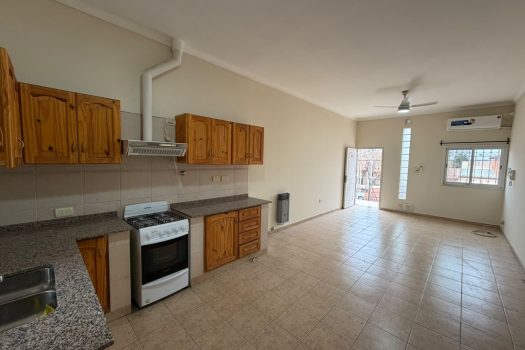 Trinidad, dpto. 2 dorm. y cochera impecable