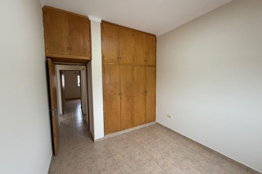 Trinidad, dpto. 2 dorm. y cochera impecable